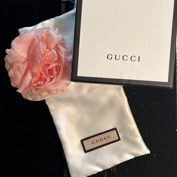Gucci Silk Flower Brooch - Pink - New in Box with Authenticity Papers - Picture 5 of 8